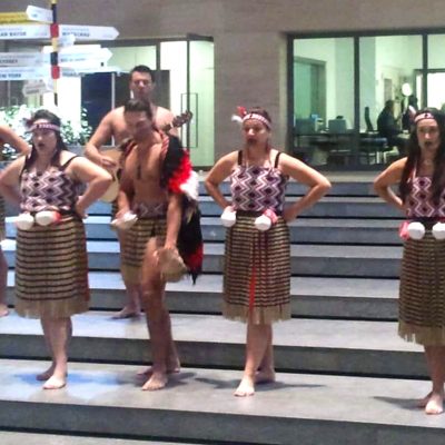 Vorführung von Haka und traditioneller neuseeländischer Maori Lieder